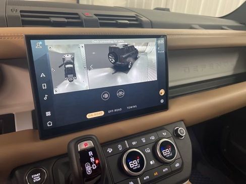 Used 2025 Land Rover Defender 110 S image 31