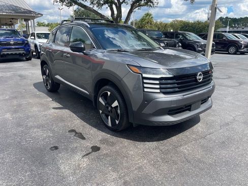 Used 2025 Nissan Kicks SR FWD image 8