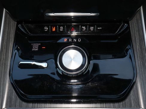 Used 2024 Jeep Wagoneer L Series II image 25