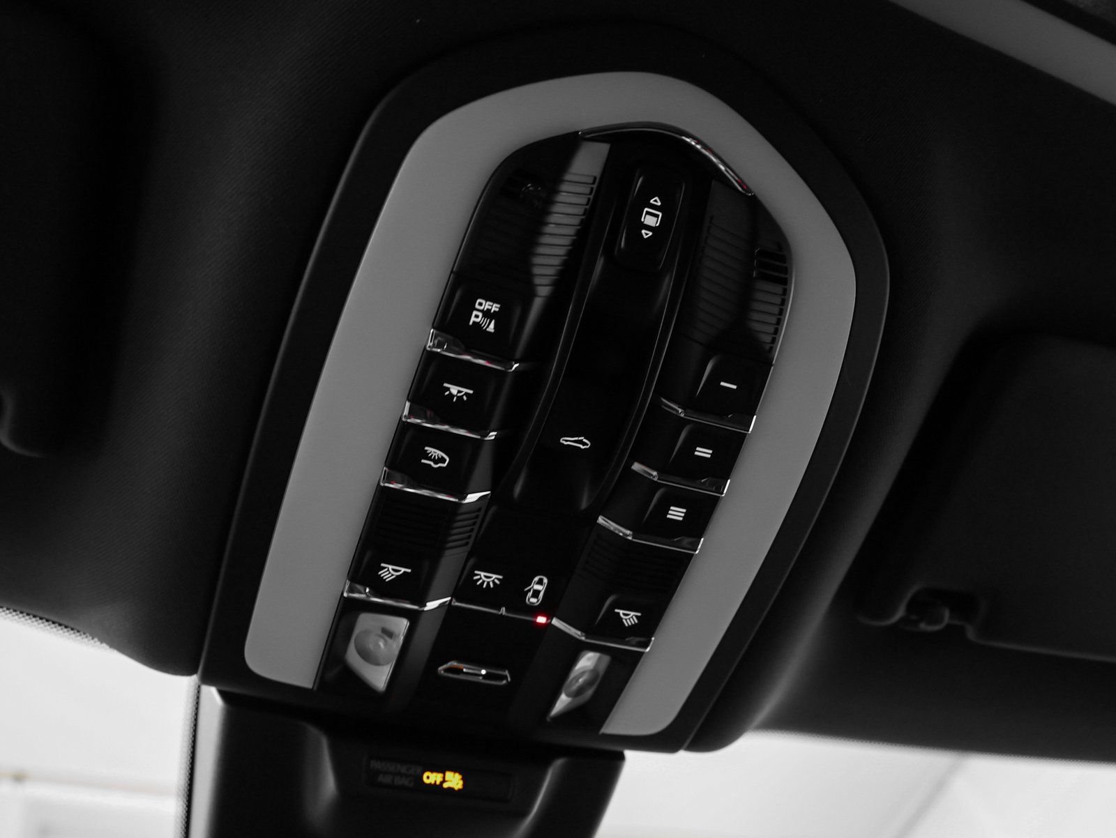 Certified 2025 Porsche Macan AWD/4WD image 35