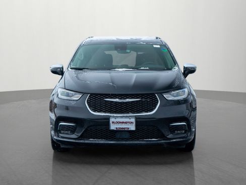 Used 2023 Chrysler Pacifica Limited image 2
