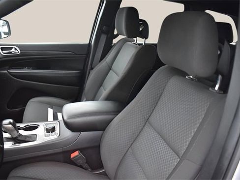 Used 2020 Jeep Grand Cherokee Laredo w/ 18" Wheel & 8.4" Radio Group image 10