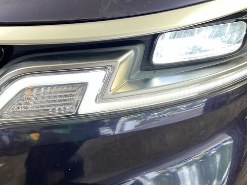 Used 2024 Kia Carnival LX FWD image 12