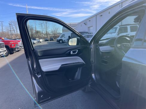 Certified 2024 Jeep Compass Limited image 34