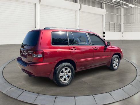 Used 2005 Toyota Highlander 4WD V6 w/ 3rd Row image 3