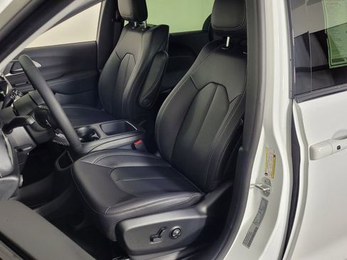 New 2026 Chrysler Pacifica Select image 15