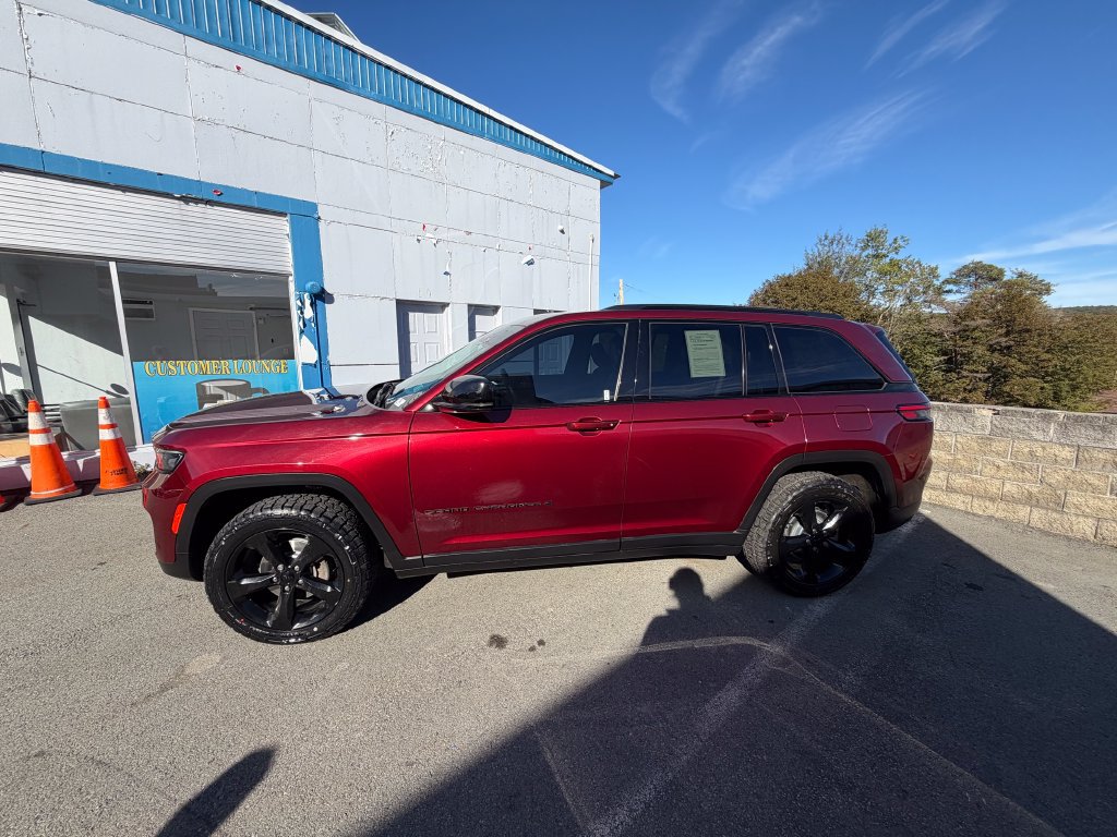 Used 2023 Jeep Grand Cherokee Altitude AWD/4WD image 2