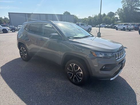 Used 2022 Jeep Compass Limited AWD/4WD image 9