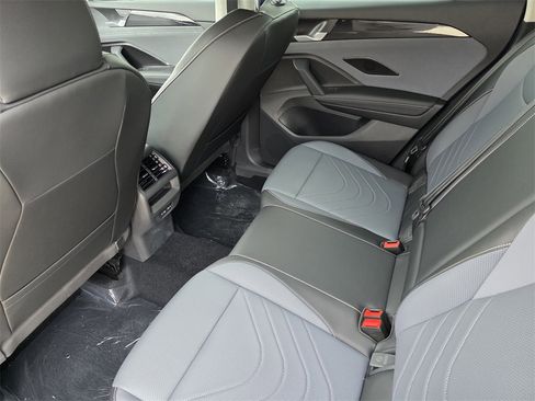 New 2025 Volkswagen Tiguan SE image 19