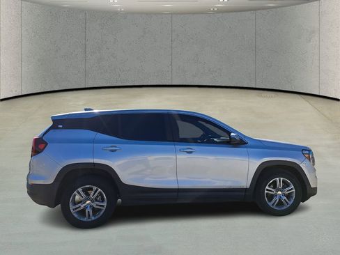 Used 2022 GMC Terrain SLE image 4