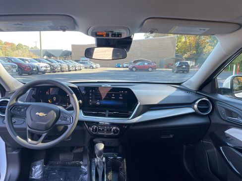 Used 2025 Chevrolet Trax LT image 29