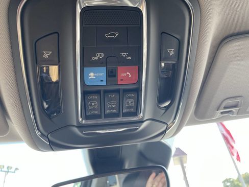 Used 2023 Jeep Grand Cherokee Limited image 32