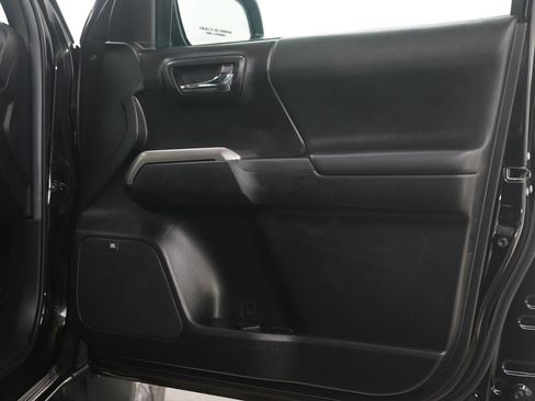 Used 2022 Toyota Tacoma Limited image 9