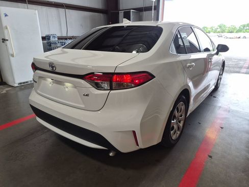 Used 2022 Toyota Corolla LE FWD image 2