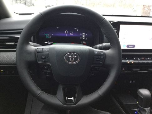Used 2025 Toyota Camry XLE image 15