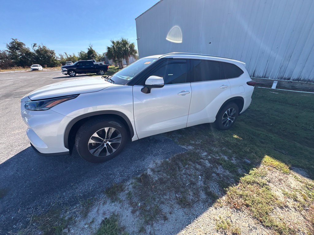 Used 2021 Toyota Highlander XLE FWD image 2