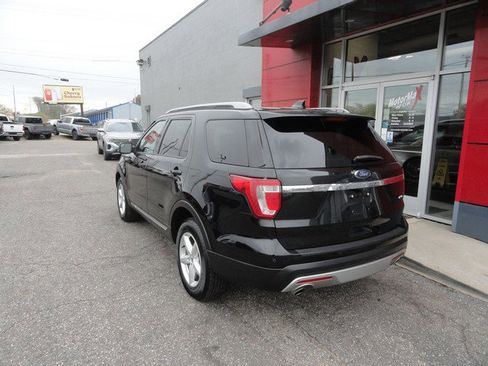 Used 2017 Ford Explorer XLT AWD/4WD image 3