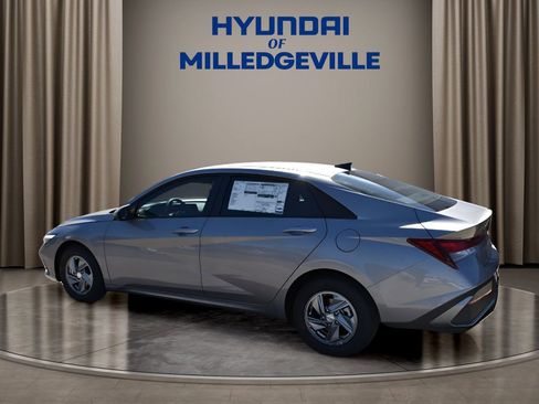 New 2026 Hyundai Elantra SE image 2