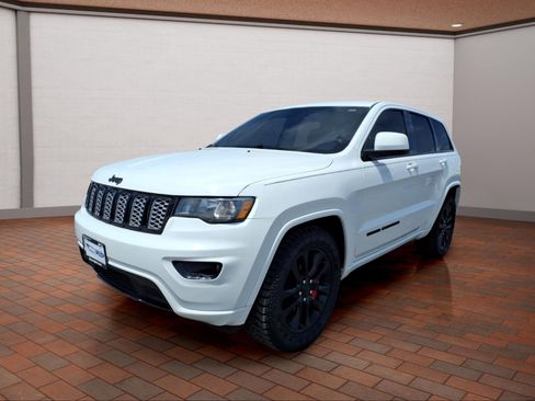 Used 2017 Jeep Grand Cherokee Altitude AWD/4WD image 4