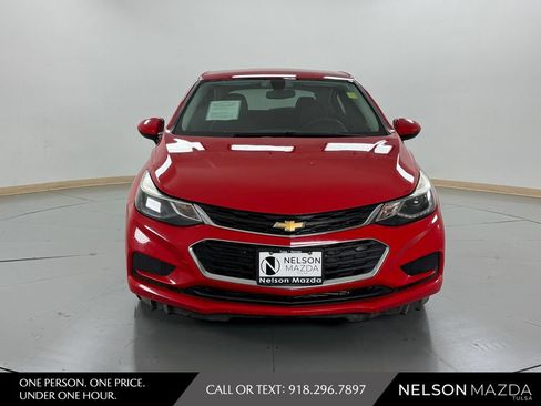 Used 2018 Chevrolet Cruze LT w/ Convenience Package FWD image 2