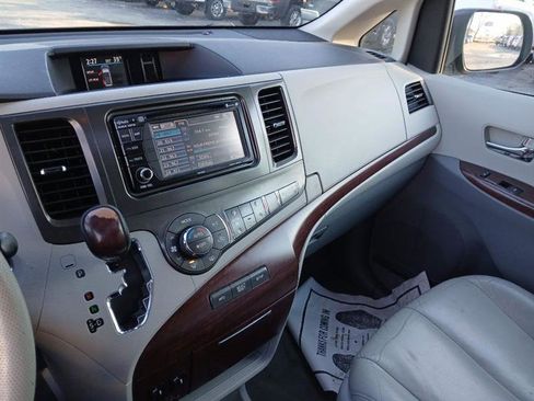 Used 2014 Toyota Sienna XLE image 14
