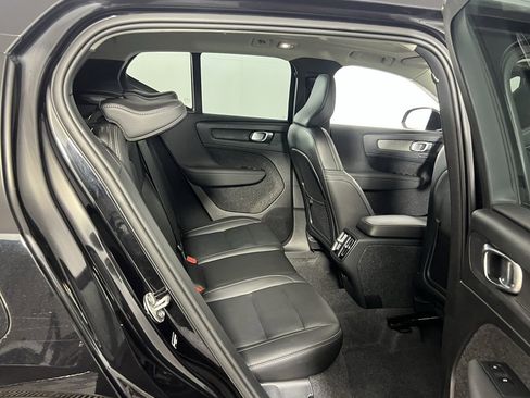 Used 2025 Volvo XC40 B5 Plus image 27
