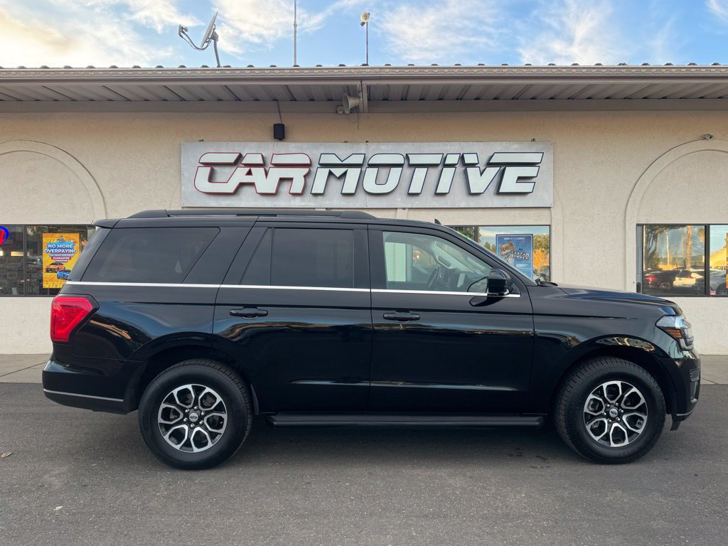 Used 2024 Ford Expedition XLT RWD image 3