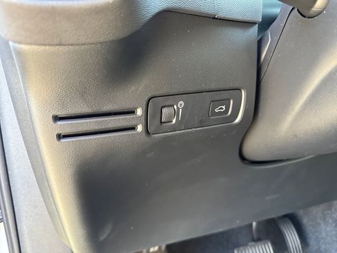 Used 2020 Volvo XC40 T5 Momentum image 11