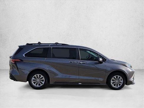 Used 2021 Toyota Sienna XLE image 4