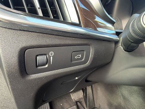 Used 2019 Volvo S90 T6 Momentum w/ Advanced Package image 18