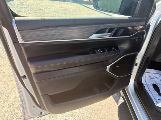 Used 2024 Jeep Wagoneer L Series II RWD image 12