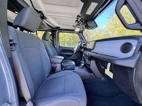 Used 2025 Jeep Gladiator Sport image 14