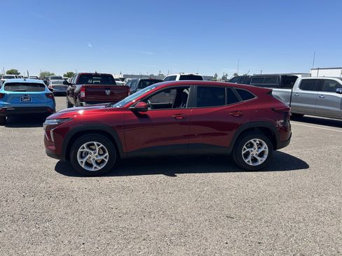 Used 2025 Chevrolet Trax LS w/ LS Convenience Package image 2