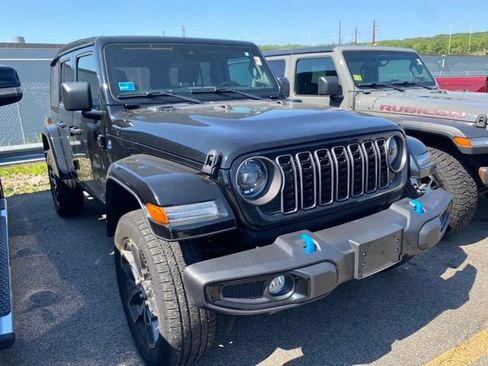 Used 2024 Jeep Wrangler Unlimited w/ Convenience Group AWD/4WD image 2