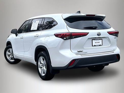 Used 2022 Toyota Highlander LE image 8