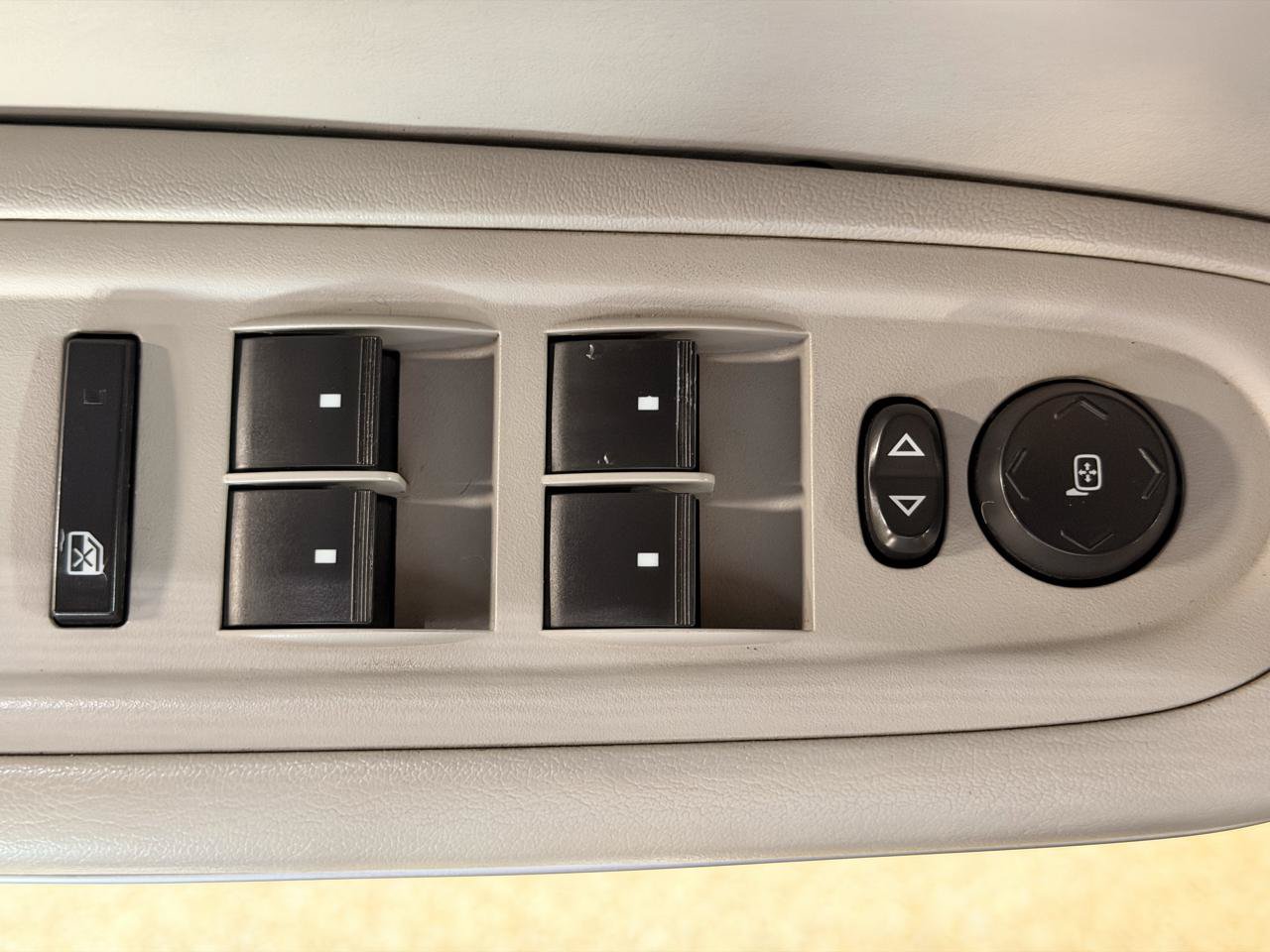 Used 2010 GMC Acadia SLE FWD image 18