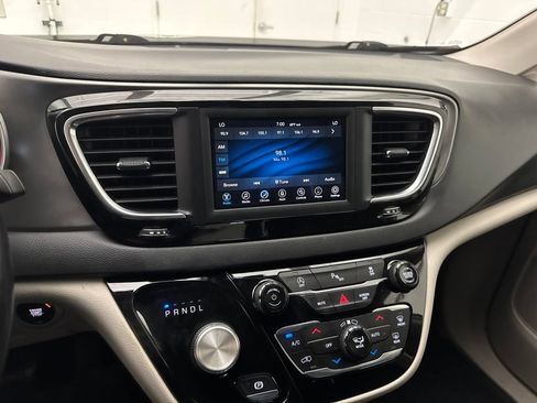 Used 2020 Chrysler Pacifica Touring-L FWD image 16