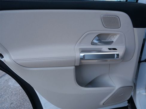 Used 2025 Mercedes-Benz EQB 300 4MATIC image 12