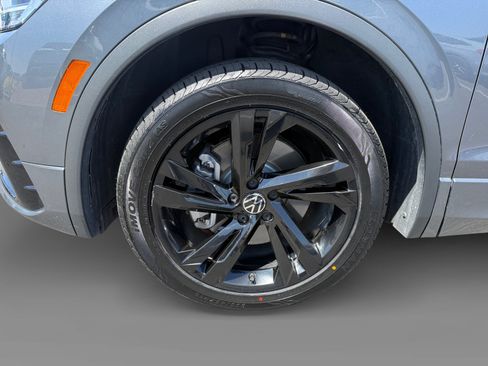 Used 2023 Volkswagen Tiguan SE R-Line FWD image 9