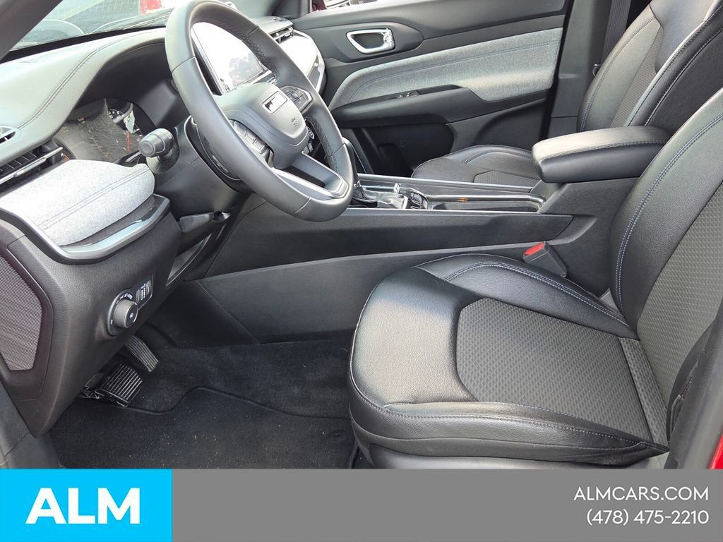 Used 2025 Jeep Compass Latitude AWD/4WD image 6