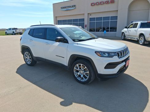 Used 2024 Jeep Compass Latitude AWD/4WD image 7