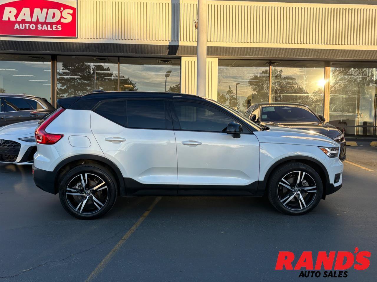 Used 2022 Volvo XC40 T5 R-Design AWD/4WD image 1