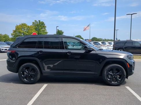 Used 2023 Jeep Grand Cherokee Limited w/ Black Appearance Package image 3
