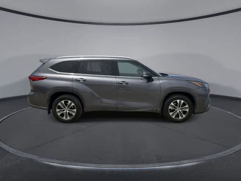 Used 2022 Toyota Highlander XLE AWD/4WD image 9