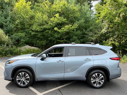 Used 2022 Toyota Highlander XLE AWD/4WD image 2