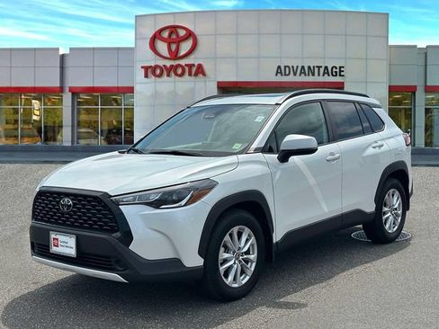 Used 2023 Toyota Corolla Cross LE w/ Moonroof Package AWD/4WD image 4
