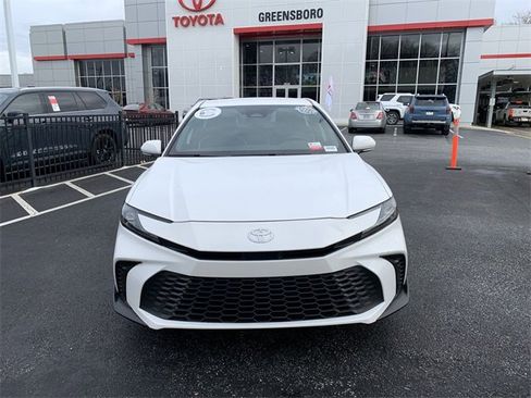 Used 2025 Toyota Camry SE image 3