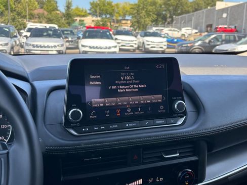 Used 2025 Nissan Rogue SV FWD image 20