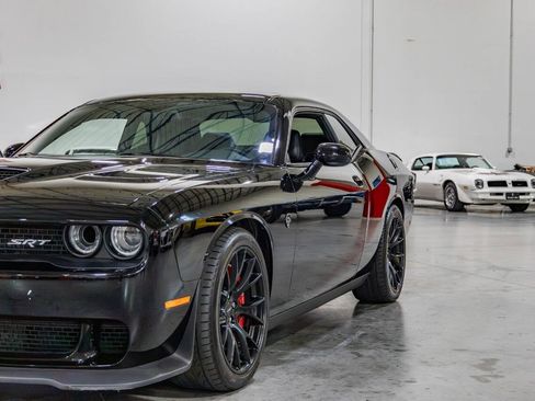 Used 2016 Dodge Challenger SRT Hellcat RWD image 29
