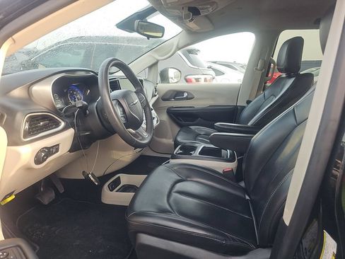 Used 2023 Chrysler Pacifica Touring-L FWD image 3